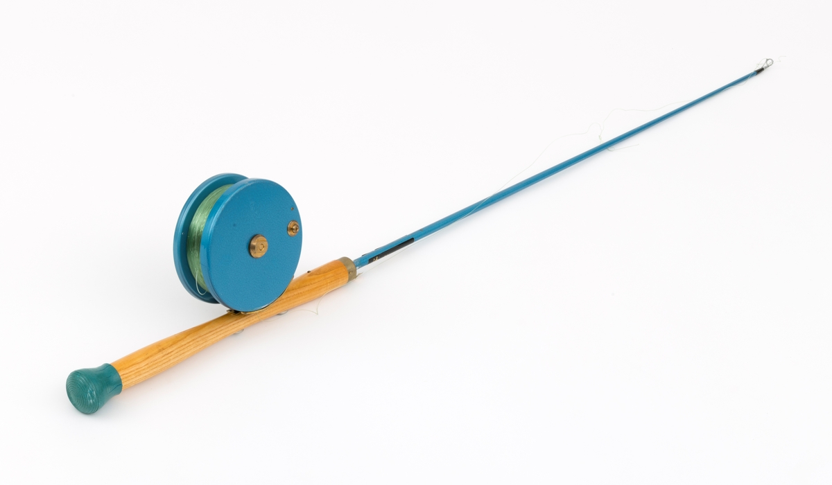 Fiskestang, havfiskestang, pilestang for sjøfiske fra båt produsert av firmaet Asbjørn Hørgård A/S med modellbetegnelsen "Napptun Pilkesett". Det er påmontert pilke- og dorgesnelle på stanga.  Stanga er produsert i massiv glassfiber, håndtak i tre med gummiknott i enden. Snella er skruddd fast til håndtaket med gjennomgående skruer. Snellefoten, antatt av messing, er naglet fast til snella.   
I salgskatalogen"Råd og redskap fra Hørgård" i 1975 er  "Napptun Pilkesett" beskrevet slik: "Asbjørn Hørgård har med sin kveite på 58 kg bevist at man kan ta storfisk med Napptun. Solid 4 1/2' pilkestang, en 5 1/2'' pilke- og dorgesnelle med 100 m 0.70 Triple Fish snøre, 1 Stingsild og 1 May Fly opphenger. Leveres ferdig montert. Pris: kr. 220,-" [Stingsild og May Fly opphenger er ikke montert på stang SJF.15050.]

I salgskatalogen "Råd og redskap fra Hørgård" i 1984 er Snella beskrevet slik: "Napptun snelle 5 1/2' * K(EK) Enklere kan en snelle knapt bli. Du kan enten bruke den som pilkesnelle eller du kan dorge med den på sjøen eller etter større innlandsfisk. Snelle har klikk som gir deg et signal når fisken går på. Klikken slår du på ved å skyve på knotten bak. Den store trommelen gjør at det er lett å ta inn fisk. På kanten av spolen har du en bremseflate, som du legger håndflaten på når fiske renner ut. Kan anbefales sammen Frøya. Pris: Napptun m/klikk kr. 205. 


[Se fanen Opplysninger for informasjon om Asbjørn Hørgård og hans firma.]