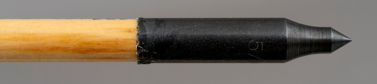 Gjenstanden består av et sett med piler i en hvit tøypose. Det er 11 trepiler og 1 pil av karbonmaterale (karobonfiber) i tøyposen. Pilene er brukt sammen med langbue, SJF.15046. 

De 11 trepilene har sannsynligvis skaft av furu, pålimt feltspiss og styrefjær av kalkun. Styrefjærene er ensfarget hvite og brune, enkelte er flerfargete. I enden er det utskåret et hakk (nokk) for buestrengen. Det er påsurret rødbrun lintråd på pilskaftet ved pilas nokk og ved fjærendene. Lintråden er satt på med lim. 

Pilen av karbonmateriale (karbonfiber) er utstyrt med feltspiss. Pilen har styrefjær av kunststoff i rødt og gult. Pilen har en grøn nokk av plastmateriale i enden som tres på buestrengen. Pilen og har gjenger i ene enden, slik at spissen kan byttes etter behov.

Den hvite tøyposen ("pilkoggeret"), antatt laget av bomull (kanvas), har et stort rom for oppbevaring av piler. Åpningen  strammes med en snor tredd gjennom en hylse av bein. Når posen ligger plant har den en rektagulær form. På ene siden er det påsydd to hemper. Posens sømmer er hvite. 

[En langbue med nummer SJF.15046 er relatert til pilsettet, se fanen "Relaterte objekter"]