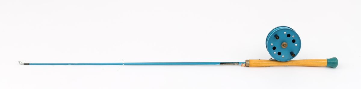 Fiskestang, havfiskestang, pilestang for sjøfiske fra båt produsert av firmaet Asbjørn Hørgård A/S med modellbetegnelsen "Napptun Pilkesett". Det er påmontert pilke- og dorgesnelle på stanga.  Stanga er produsert i massiv glassfiber, håndtak i tre med gummiknott i enden. Snella er skruddd fast til håndtaket med gjennomgående skruer. Snellefoten, antatt av messing, er naglet fast til snella.   
I salgskatalogen"Råd og redskap fra Hørgård" i 1975 er  "Napptun Pilkesett" beskrevet slik: "Asbjørn Hørgård har med sin kveite på 58 kg bevist at man kan ta storfisk med Napptun. Solid 4 1/2' pilkestang, en 5 1/2'' pilke- og dorgesnelle med 100 m 0.70 Triple Fish snøre, 1 Stingsild og 1 May Fly opphenger. Leveres ferdig montert. Pris: kr. 220,-" [Stingsild og May Fly opphenger er ikke montert på stang SJF.15050.]

I salgskatalogen "Råd og redskap fra Hørgård" i 1984 er Snella beskrevet slik: "Napptun snelle 5 1/2' * K(EK) Enklere kan en snelle knapt bli. Du kan enten bruke den som pilkesnelle eller du kan dorge med den på sjøen eller etter større innlandsfisk. Snelle har klikk som gir deg et signal når fisken går på. Klikken slår du på ved å skyve på knotten bak. Den store trommelen gjør at det er lett å ta inn fisk. På kanten av spolen har du en bremseflate, som du legger håndflaten på når fiske renner ut. Kan anbefales sammen Frøya. Pris: Napptun m/klikk kr. 205. 


[Se fanen Opplysninger for informasjon om Asbjørn Hørgård og hans firma.]