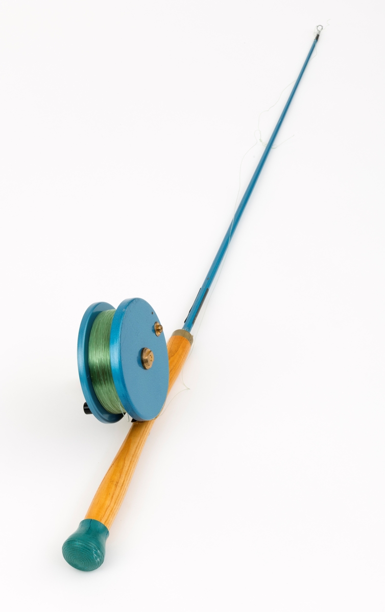 Fiskestang, havfiskestang, pilestang for sjøfiske fra båt produsert av firmaet Asbjørn Hørgård A/S med modellbetegnelsen "Napptun Pilkesett". Det er påmontert pilke- og dorgesnelle på stanga.  Stanga er produsert i massiv glassfiber, håndtak i tre med gummiknott i enden. Snella er skruddd fast til håndtaket med gjennomgående skruer. Snellefoten, antatt av messing, er naglet fast til snella.   
I salgskatalogen"Råd og redskap fra Hørgård" i 1975 er  "Napptun Pilkesett" beskrevet slik: "Asbjørn Hørgård har med sin kveite på 58 kg bevist at man kan ta storfisk med Napptun. Solid 4 1/2' pilkestang, en 5 1/2'' pilke- og dorgesnelle med 100 m 0.70 Triple Fish snøre, 1 Stingsild og 1 May Fly opphenger. Leveres ferdig montert. Pris: kr. 220,-" [Stingsild og May Fly opphenger er ikke montert på stang SJF.15050.]

I salgskatalogen "Råd og redskap fra Hørgård" i 1984 er Snella beskrevet slik: "Napptun snelle 5 1/2' * K(EK) Enklere kan en snelle knapt bli. Du kan enten bruke den som pilkesnelle eller du kan dorge med den på sjøen eller etter større innlandsfisk. Snelle har klikk som gir deg et signal når fisken går på. Klikken slår du på ved å skyve på knotten bak. Den store trommelen gjør at det er lett å ta inn fisk. På kanten av spolen har du en bremseflate, som du legger håndflaten på når fiske renner ut. Kan anbefales sammen Frøya. Pris: Napptun m/klikk kr. 205. 


[Se fanen Opplysninger for informasjon om Asbjørn Hørgård og hans firma.]