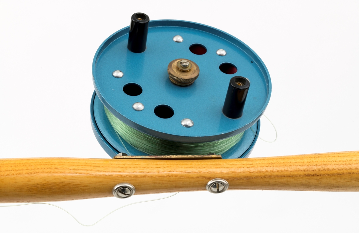 Fiskestang, havfiskestang, pilestang for sjøfiske fra båt produsert av firmaet Asbjørn Hørgård A/S med modellbetegnelsen "Napptun Pilkesett". Det er påmontert pilke- og dorgesnelle på stanga.  Stanga er produsert i massiv glassfiber, håndtak i tre med gummiknott i enden. Snella er skruddd fast til håndtaket med gjennomgående skruer. Snellefoten, antatt av messing, er naglet fast til snella.   
I salgskatalogen"Råd og redskap fra Hørgård" i 1975 er  "Napptun Pilkesett" beskrevet slik: "Asbjørn Hørgård har med sin kveite på 58 kg bevist at man kan ta storfisk med Napptun. Solid 4 1/2' pilkestang, en 5 1/2'' pilke- og dorgesnelle med 100 m 0.70 Triple Fish snøre, 1 Stingsild og 1 May Fly opphenger. Leveres ferdig montert. Pris: kr. 220,-" [Stingsild og May Fly opphenger er ikke montert på stang SJF.15050.]

I salgskatalogen "Råd og redskap fra Hørgård" i 1984 er Snella beskrevet slik: "Napptun snelle 5 1/2' * K(EK) Enklere kan en snelle knapt bli. Du kan enten bruke den som pilkesnelle eller du kan dorge med den på sjøen eller etter større innlandsfisk. Snelle har klikk som gir deg et signal når fisken går på. Klikken slår du på ved å skyve på knotten bak. Den store trommelen gjør at det er lett å ta inn fisk. På kanten av spolen har du en bremseflate, som du legger håndflaten på når fiske renner ut. Kan anbefales sammen Frøya. Pris: Napptun m/klikk kr. 205. 


[Se fanen Opplysninger for informasjon om Asbjørn Hørgård og hans firma.]