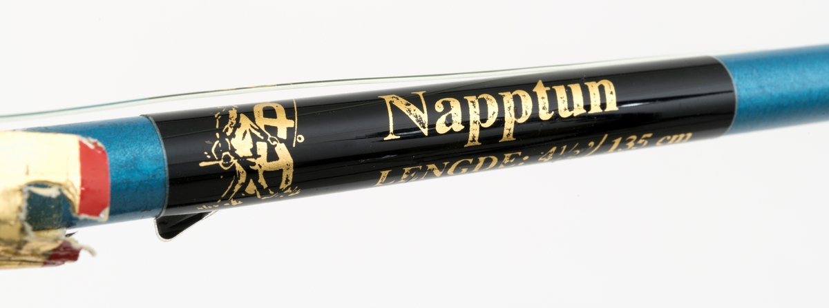 Fiskestang, havfiskestang, pilestang for sjøfiske fra båt produsert av firmaet Asbjørn Hørgård A/S med modellbetegnelsen "Napptun Pilkesett". Det er påmontert pilke- og dorgesnelle på stanga.  Stanga er produsert i massiv glassfiber, håndtak i tre med gummiknott i enden. Snella er skruddd fast til håndtaket med gjennomgående skruer. Snellefoten, antatt av messing, er naglet fast til snella.   
I salgskatalogen"Råd og redskap fra Hørgård" i 1975 er  "Napptun Pilkesett" beskrevet slik: "Asbjørn Hørgård har med sin kveite på 58 kg bevist at man kan ta storfisk med Napptun. Solid 4 1/2' pilkestang, en 5 1/2'' pilke- og dorgesnelle med 100 m 0.70 Triple Fish snøre, 1 Stingsild og 1 May Fly opphenger. Leveres ferdig montert. Pris: kr. 220,-" [Stingsild og May Fly opphenger er ikke montert på stang SJF.15050.]

I salgskatalogen "Råd og redskap fra Hørgård" i 1984 er Snella beskrevet slik: "Napptun snelle 5 1/2' * K(EK) Enklere kan en snelle knapt bli. Du kan enten bruke den som pilkesnelle eller du kan dorge med den på sjøen eller etter større innlandsfisk. Snelle har klikk som gir deg et signal når fisken går på. Klikken slår du på ved å skyve på knotten bak. Den store trommelen gjør at det er lett å ta inn fisk. På kanten av spolen har du en bremseflate, som du legger håndflaten på når fiske renner ut. Kan anbefales sammen Frøya. Pris: Napptun m/klikk kr. 205. 


[Se fanen Opplysninger for informasjon om Asbjørn Hørgård og hans firma.]