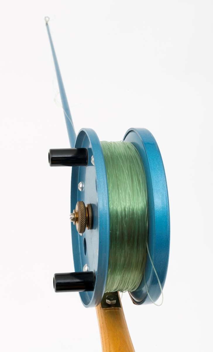 Fiskestang, havfiskestang, pilestang for sjøfiske fra båt produsert av firmaet Asbjørn Hørgård A/S med modellbetegnelsen "Napptun Pilkesett". Det er påmontert pilke- og dorgesnelle på stanga.  Stanga er produsert i massiv glassfiber, håndtak i tre med gummiknott i enden. Snella er skruddd fast til håndtaket med gjennomgående skruer. Snellefoten, antatt av messing, er naglet fast til snella.   
I salgskatalogen"Råd og redskap fra Hørgård" i 1975 er  "Napptun Pilkesett" beskrevet slik: "Asbjørn Hørgård har med sin kveite på 58 kg bevist at man kan ta storfisk med Napptun. Solid 4 1/2' pilkestang, en 5 1/2'' pilke- og dorgesnelle med 100 m 0.70 Triple Fish snøre, 1 Stingsild og 1 May Fly opphenger. Leveres ferdig montert. Pris: kr. 220,-" [Stingsild og May Fly opphenger er ikke montert på stang SJF.15050.]

I salgskatalogen "Råd og redskap fra Hørgård" i 1984 er Snella beskrevet slik: "Napptun snelle 5 1/2' * K(EK) Enklere kan en snelle knapt bli. Du kan enten bruke den som pilkesnelle eller du kan dorge med den på sjøen eller etter større innlandsfisk. Snelle har klikk som gir deg et signal når fisken går på. Klikken slår du på ved å skyve på knotten bak. Den store trommelen gjør at det er lett å ta inn fisk. På kanten av spolen har du en bremseflate, som du legger håndflaten på når fiske renner ut. Kan anbefales sammen Frøya. Pris: Napptun m/klikk kr. 205. 


[Se fanen Opplysninger for informasjon om Asbjørn Hørgård og hans firma.]