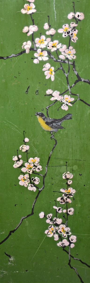 Svart skjermbrett av metall bestående av tre rektangulære paneler som hver står på to føtter. Panelene er dekorert med påmalt dekor i form av grønt vindu med grener med hvite blomster, samt sommerfugl og fugl, innrammet av tre tynne, gullborder.