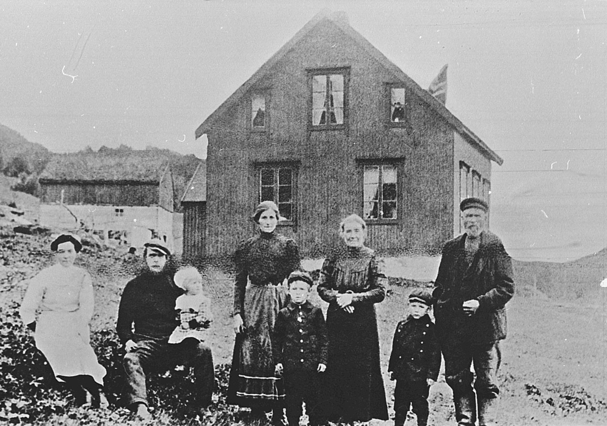 Familien Reiersen på gården Skutvik ytre rundt 1916.