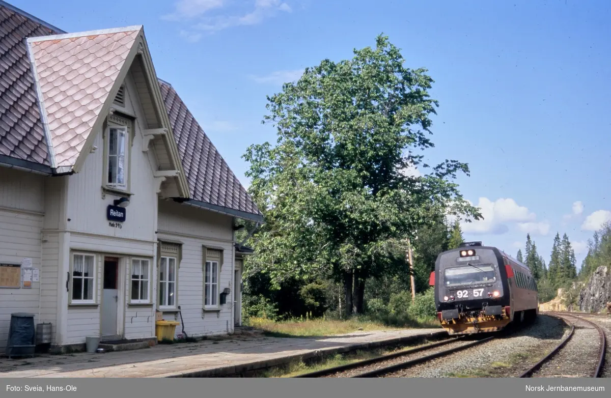 Dieselmotorvognsett type 92 med styrevogn BS 9257 fremst med persontog fra Trondheim til Røros, tog 412, kjører inn på Reitan stasjon