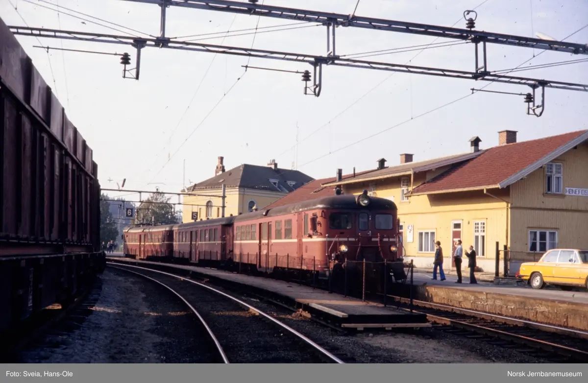 Elektrisk motorvognsett type 65 / 67 med persontog til Drammen på ...