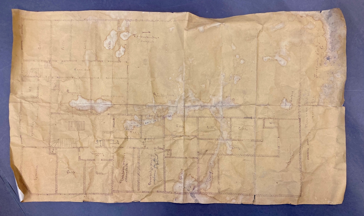 Tegningene er slitt og krøllete og har mange rifter. Noen av dem er svært bleket.