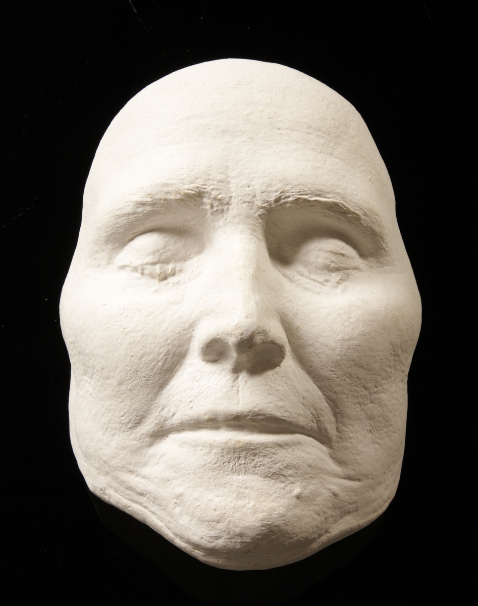 Operasångerskan Christina Nilssons dödsmask. Tagen på stadshotellet i Växjö strax efter sångerskans död i november 1921, av stuckatören Johan Thörn, ditkallad från Malmö. Efter avgjutningen gjordes ett tjugotal kopior, vilka delades ut till ett antal utvalda personer inom sångerskans vänkrets.

Inskrivet i huvudkatalog 1935.