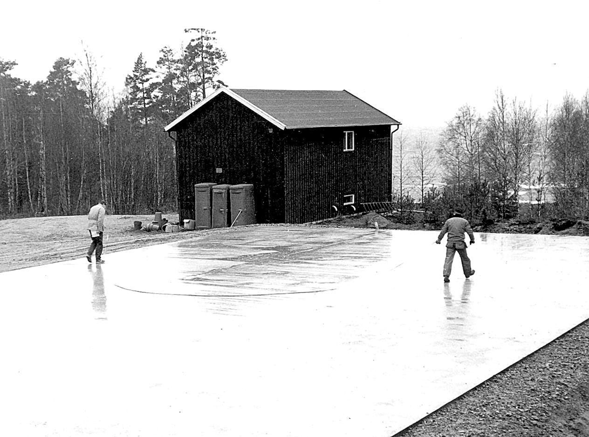 Nybyggnation av tre förråd 1986.

Några blandade bilder från de samtida byggprojekten i Utö läger; livsmedelsförrådet, kokhuset och Värnskolans förråd. 

Bild 1: Staffan Löding och Kurt Madell diagonalmäter plattan så att stomresningen kan få starta.

Bild 2: Stålstommen till plåtförrådet rest.

Bild 3: Profiler till en av de andra byggnaderna monteras.

Bild 4: Kurt Madell och Kjell Strömkvist studerar ritningar.

Bild 5: Sulan till livsmedelsförrådet rak och fin!