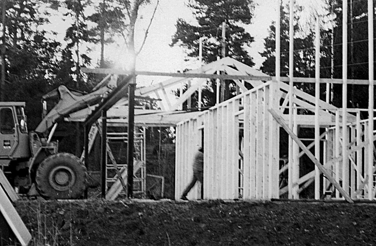 Nybyggnation av tre förråd 1986.

Några blandade bilder från de samtida byggprojekten i Utö läger; livsmedelsförrådet, kokhuset och Värnskolans förråd. 

Bild 1: En av de platsbyggda takstolarna förbereds för montering.

Bild 2: Kök och förråd till Värnskolan (efter att Värnskolan lagts ned används byggnaden som dykmaterielförråd).

Bild 3: Kurt Madell i spikartagen!

Bild 4: Kurt kollar att taktolen är i lod.

Bild 5: Alla takstolar på plats.

Bild 6: Detaljbild över takstol. Lägg märke till att spikplattor i trä används, spikplåtar var nog lite för modernt för konstruktören vid Milostabens Byggnadskontor.