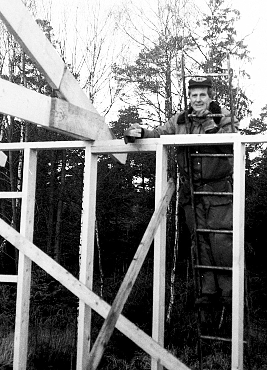 Nybyggnation av tre förråd 1986.

Några blandade bilder från de samtida byggprojekten i Utö läger; livsmedelsförrådet, kokhuset och Värnskolans förråd. 

Bild 1: En av de platsbyggda takstolarna förbereds för montering.

Bild 2: Kök och förråd till Värnskolan (efter att Värnskolan lagts ned används byggnaden som dykmaterielförråd).

Bild 3: Kurt Madell i spikartagen!

Bild 4: Kurt kollar att taktolen är i lod.

Bild 5: Alla takstolar på plats.

Bild 6: Detaljbild över takstol. Lägg märke till att spikplattor i trä används, spikplåtar var nog lite för modernt för konstruktören vid Milostabens Byggnadskontor.