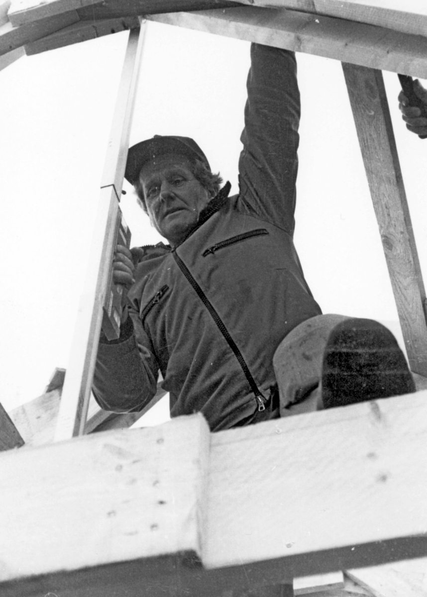 Nybyggnation av tre förråd 1986.

Några blandade bilder från de samtida byggprojekten i Utö läger; livsmedelsförrådet, kokhuset och Värnskolans förråd. 

Bild 1: En av de platsbyggda takstolarna förbereds för montering.

Bild 2: Kök och förråd till Värnskolan (efter att Värnskolan lagts ned används byggnaden som dykmaterielförråd).

Bild 3: Kurt Madell i spikartagen!

Bild 4: Kurt kollar att taktolen är i lod.

Bild 5: Alla takstolar på plats.

Bild 6: Detaljbild över takstol. Lägg märke till att spikplattor i trä används, spikplåtar var nog lite för modernt för konstruktören vid Milostabens Byggnadskontor.