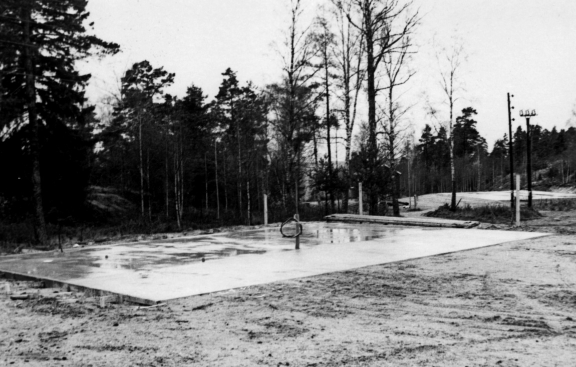Nybyggnation av tre förråd 1986.

Några blandade bilder från de samtida byggprojekten i Utö läger; livsmedelsförrådet, kokhuset och Värnskolans förråd. 

Bild 1: Staffan Löding och Kurt Madell diagonalmäter plattan så att stomresningen kan få starta.

Bild 2: Stålstommen till plåtförrådet rest.

Bild 3: Profiler till en av de andra byggnaderna monteras.

Bild 4: Kurt Madell och Kjell Strömkvist studerar ritningar.

Bild 5: Sulan till livsmedelsförrådet rak och fin!