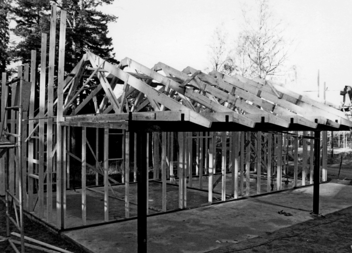 Nybyggnation av tre förråd 1986.

Några blandade bilder från de samtida byggprojekten i Utö läger; livsmedelsförrådet, kokhuset och Värnskolans förråd. 

Bild 1: En av de platsbyggda takstolarna förbereds för montering.

Bild 2: Kök och förråd till Värnskolan (efter att Värnskolan lagts ned används byggnaden som dykmaterielförråd).

Bild 3: Kurt Madell i spikartagen!

Bild 4: Kurt kollar att taktolen är i lod.

Bild 5: Alla takstolar på plats.

Bild 6: Detaljbild över takstol. Lägg märke till att spikplattor i trä används, spikplåtar var nog lite för modernt för konstruktören vid Milostabens Byggnadskontor.