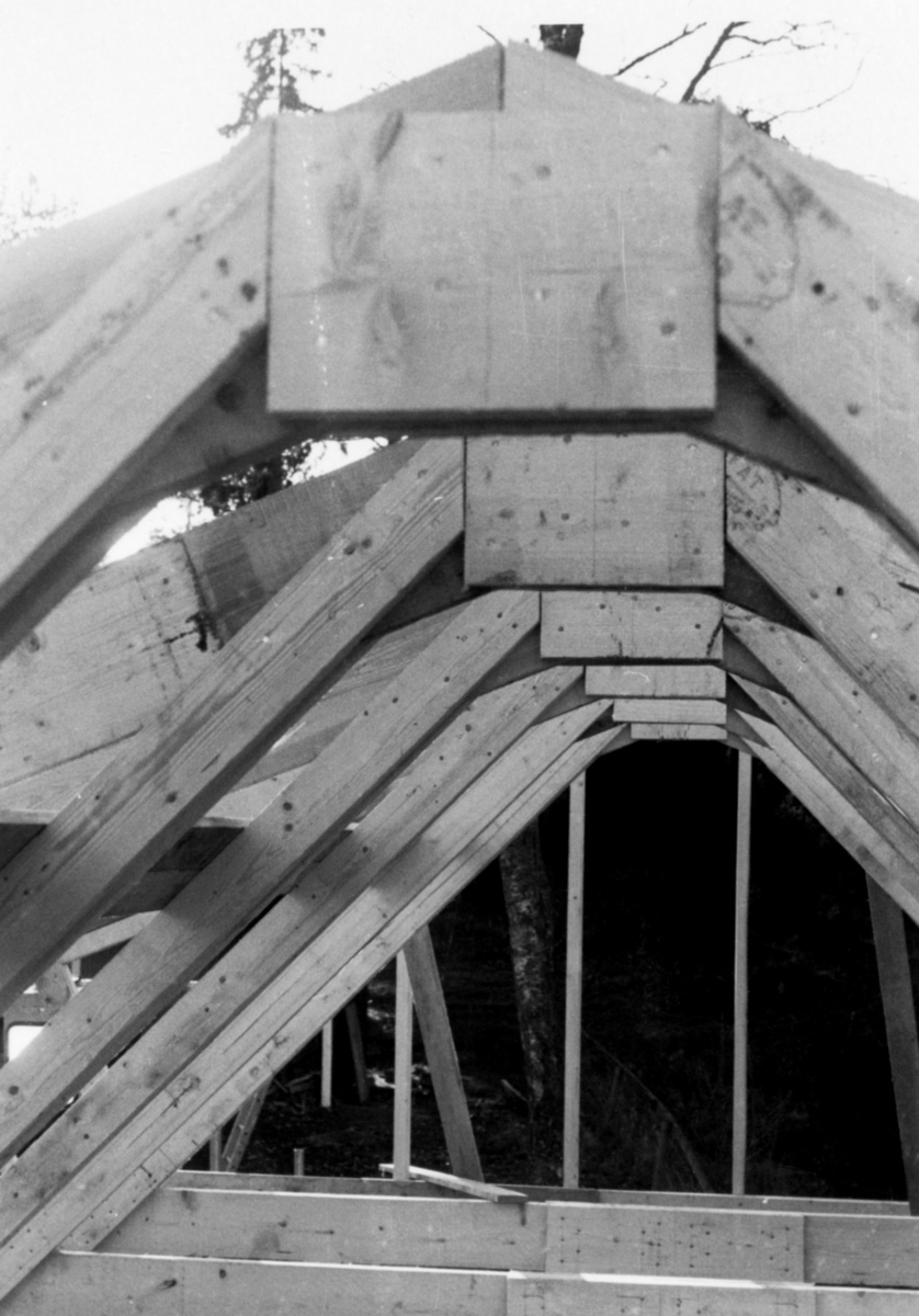 Nybyggnation av tre förråd 1986.

Några blandade bilder från de samtida byggprojekten i Utö läger; livsmedelsförrådet, kokhuset och Värnskolans förråd. 

Bild 1: En av de platsbyggda takstolarna förbereds för montering.

Bild 2: Kök och förråd till Värnskolan (efter att Värnskolan lagts ned används byggnaden som dykmaterielförråd).

Bild 3: Kurt Madell i spikartagen!

Bild 4: Kurt kollar att taktolen är i lod.

Bild 5: Alla takstolar på plats.

Bild 6: Detaljbild över takstol. Lägg märke till att spikplattor i trä används, spikplåtar var nog lite för modernt för konstruktören vid Milostabens Byggnadskontor.