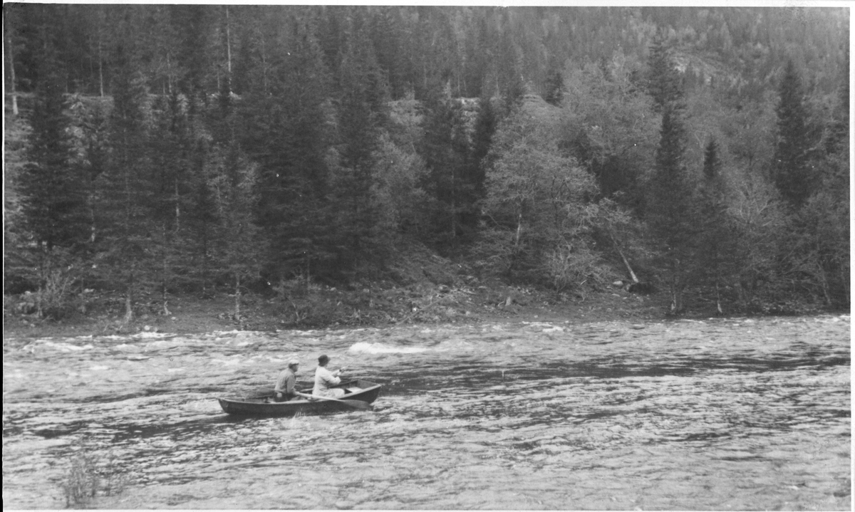 Fisketur med båt i Stordalselva, Støvelfossen, Åfjord