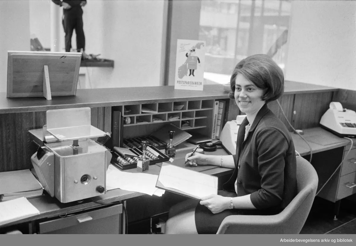 Kundebehandler Janne Berit Wolden. Vika postkontor i Ruseløkkveien 26. Mai 1970