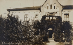 Postkort, Hamar lærerskole, Holsetgata 31, inngang fra hages