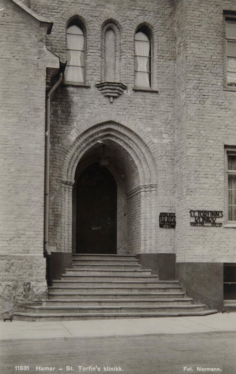 Postkort, Hamar, Heidmanns gate 32, St. Torfinns Klinikk, Øyeklinikk, Øyelege Per Riise, hovedinngangen til sykehuset,