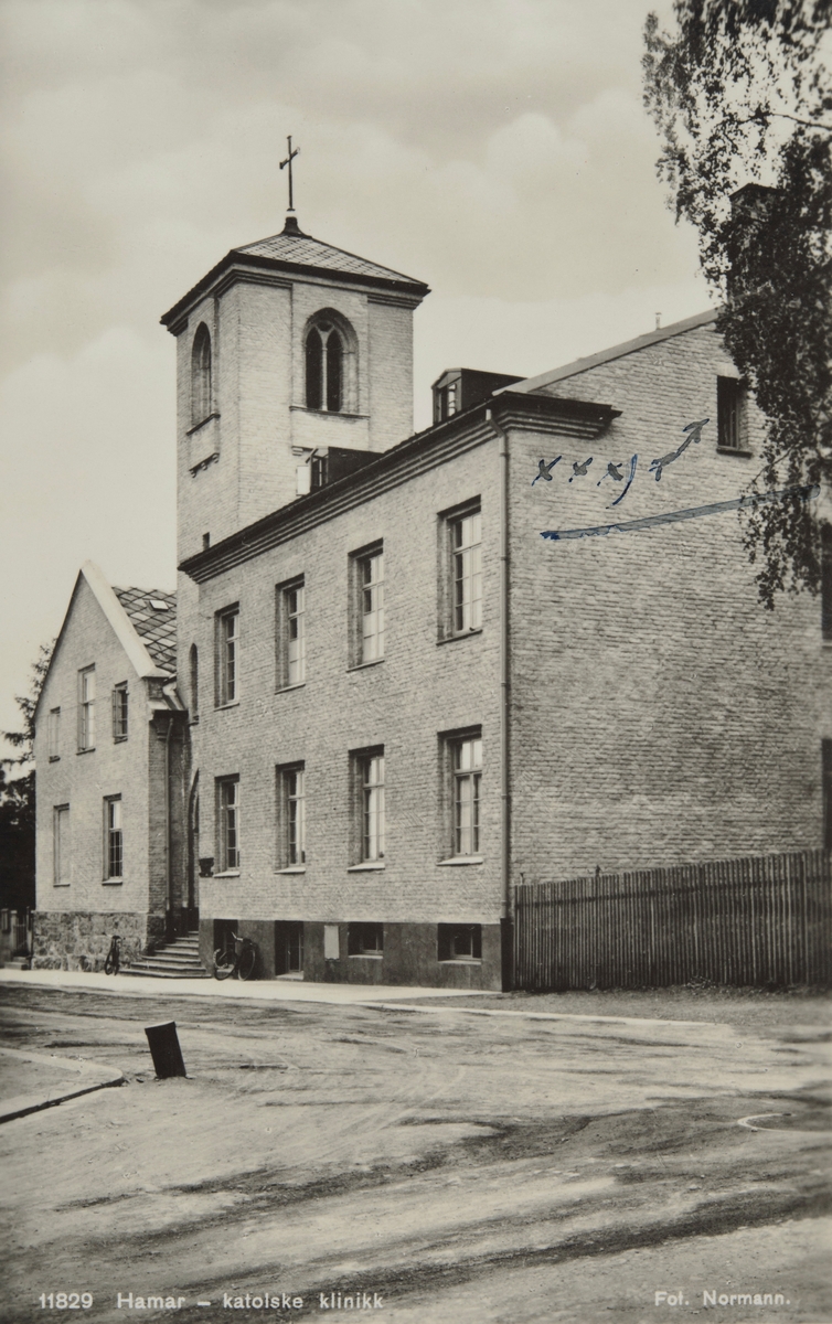 Postkort, Hamar, Heidmanns gate 32, St. Torfinns Klinikk, Øyeklinikk, Øyelege Per Riise, hovedinngangen til sykehuset, kirketårnet til St. Torfinn kirke,