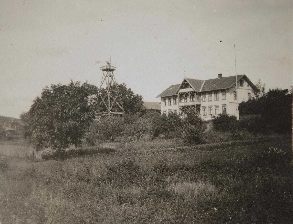 Postkort, Hamar, hovedbygningen på Disen gård, tårn med vindmølle,