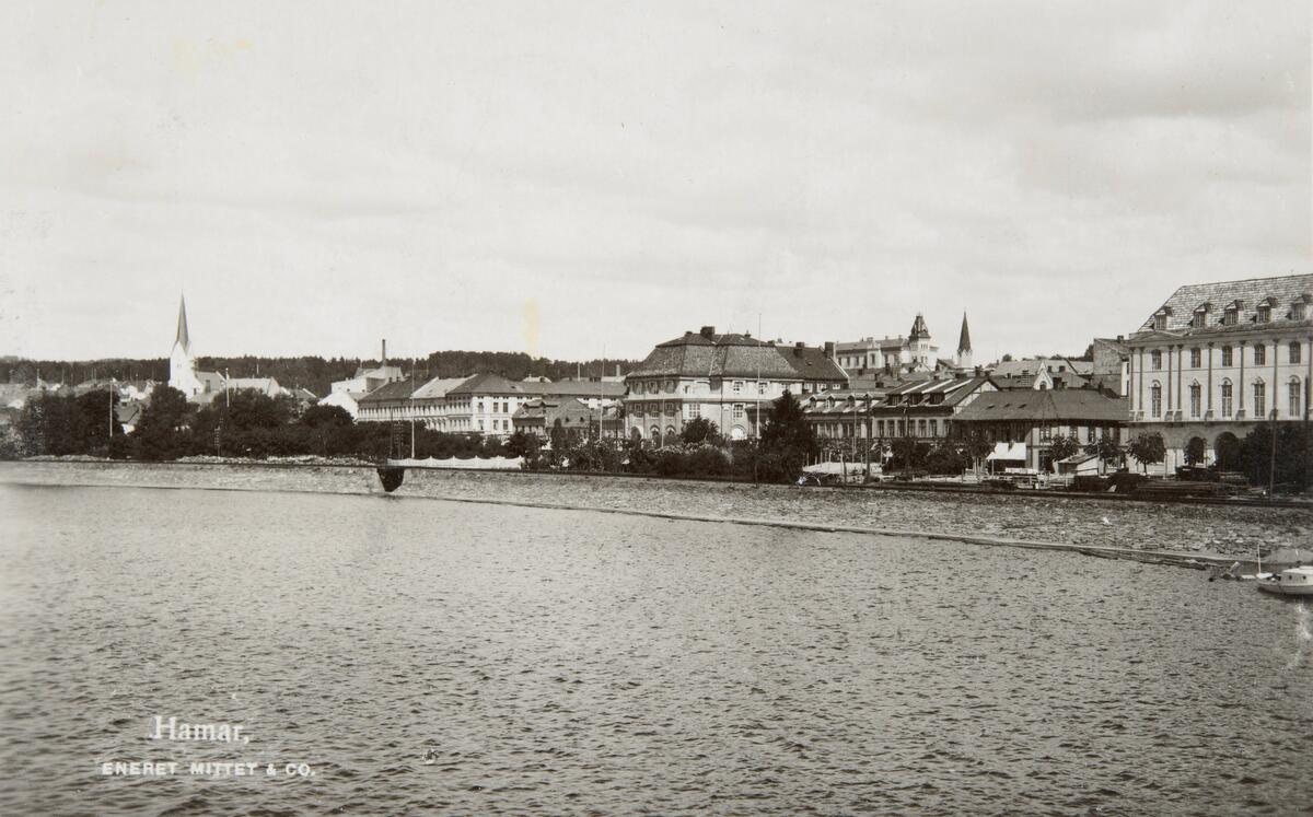 Postkort, Hamar by sett fra Hamarbukta, Bypanorama, Festviteten til høyre,