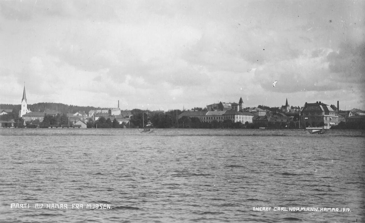 Postkort, Hamar by sett fra Hamarbukta, Bypanorama, jernbanefylling,