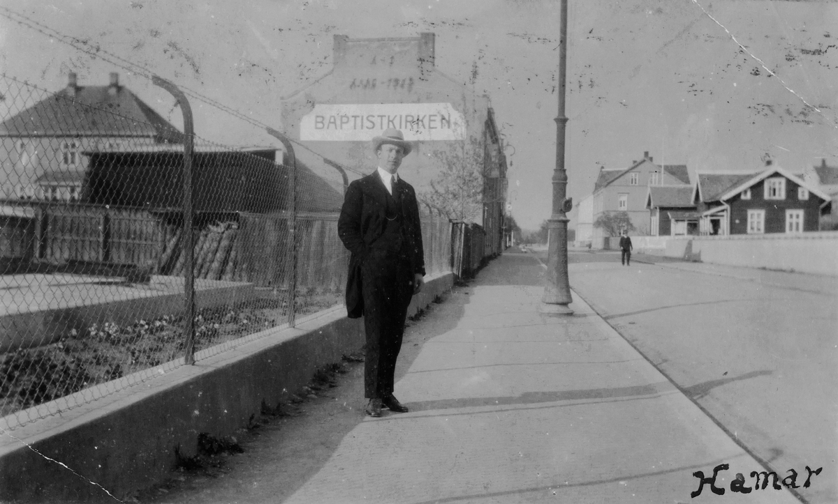 Postkort, Hamar, Vangsvegen 54, vognfabrikant A. Lund sin vognfabrikk, ble aldri tatt i bruk som fabrikk, leid ut til Baptistkirken, ukjent mann i gata, A. Lunds Vognfabrik