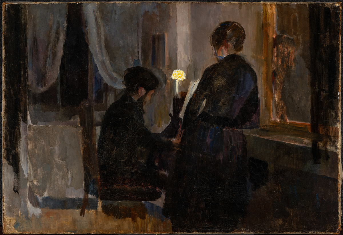 Stueinteriør, sentralt i bakgrunnen, ved et speil til høyre, en ryggvendt kvinne i mørke klær. TIl vnestre for henne en sittende mannsperson som spiller piano. Sterkt lys i lampe som står på pianoet. Til venstre i bakgrunnen, et vindu med gardiner. Utenfor vinduet, mørke.