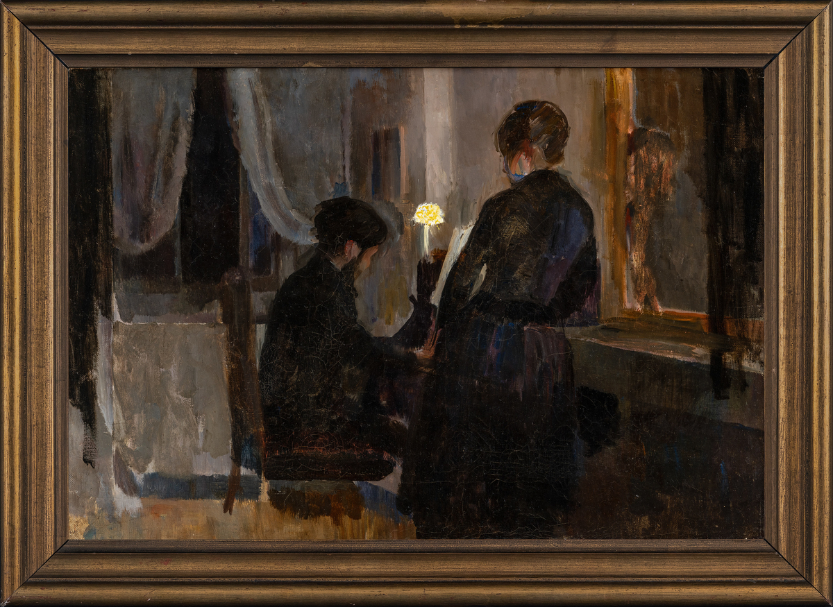 Stueinteriør, sentralt i bakgrunnen, ved et speil til høyre, en ryggvendt kvinne i mørke klær. TIl vnestre for henne en sittende mannsperson som spiller piano. Sterkt lys i lampe som står på pianoet. Til venstre i bakgrunnen, et vindu med gardiner. Utenfor vinduet, mørke.