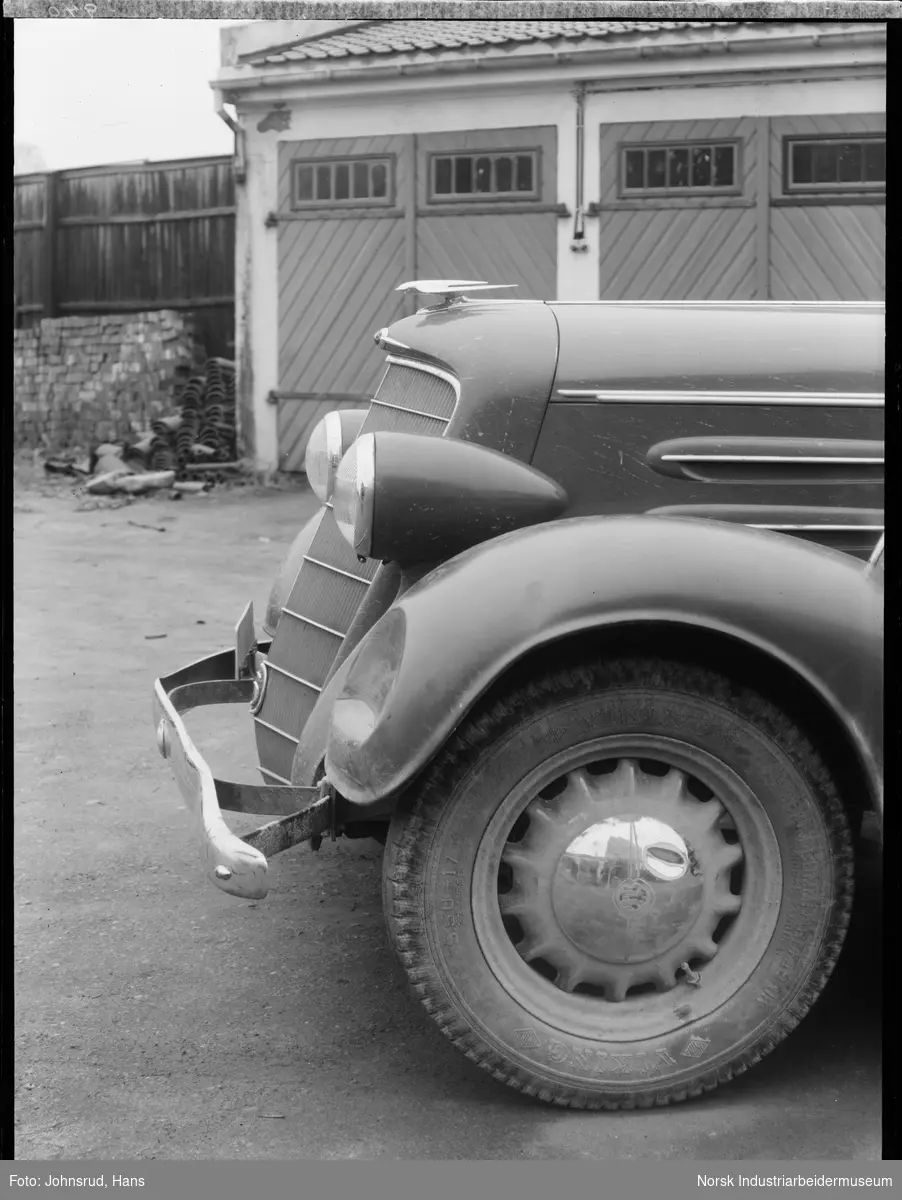 Bil fotografert med bulk i forbindelse med bilkollisjon. Bilen tilhører Kaare Østdahl.