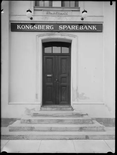 Inngang til Kongsberg Sparebank. Trapp i mur opp til dobbel dør i tre ...