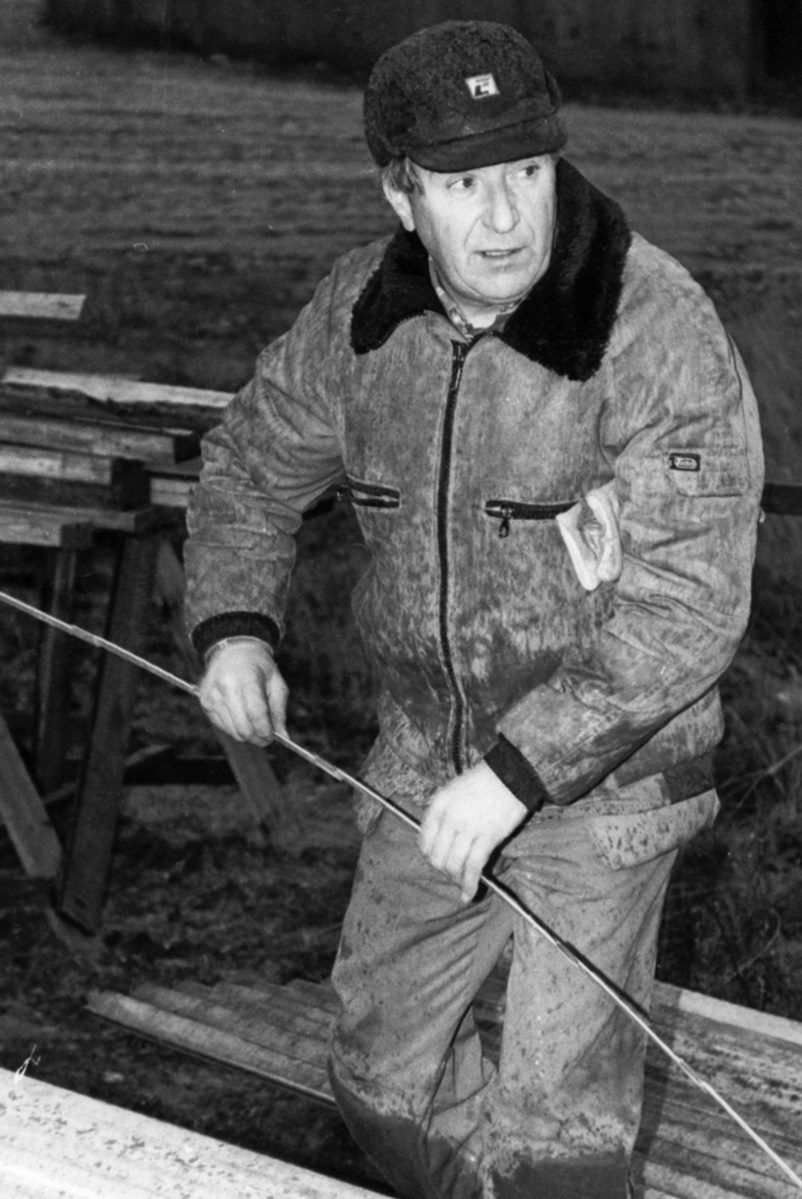 Nybyggnation av tre förråd 1986.

Utöver det tre förråden vid lägret monterades också ett enkelt emballageförråd vid ammunitionsförrådet på ön. Plåtskjulet hade tidigare stått vid Miloverkstaden i Strängnäs.

Denna typ av skjul byggdes också i vallbydalgången på Härads skjutfält och vid ammunitionsförrådet på N fältet i Strängnäs (typ E VI u).

Bild 1: Kurt Madell på taket och Kjell Strömkvist i dörröppningen.

Bild 2: Kurt på taket och hantverkaren Einar Lantz.

Bild 3: Einar ser ut att hålla på med någon metalltråd.

Bild 4: Hantverkaren Lars-Olov Sellberg mäter upp takplåt.

Bild 5: Kjell Strömkvist skruvar ihop väggsektioner.