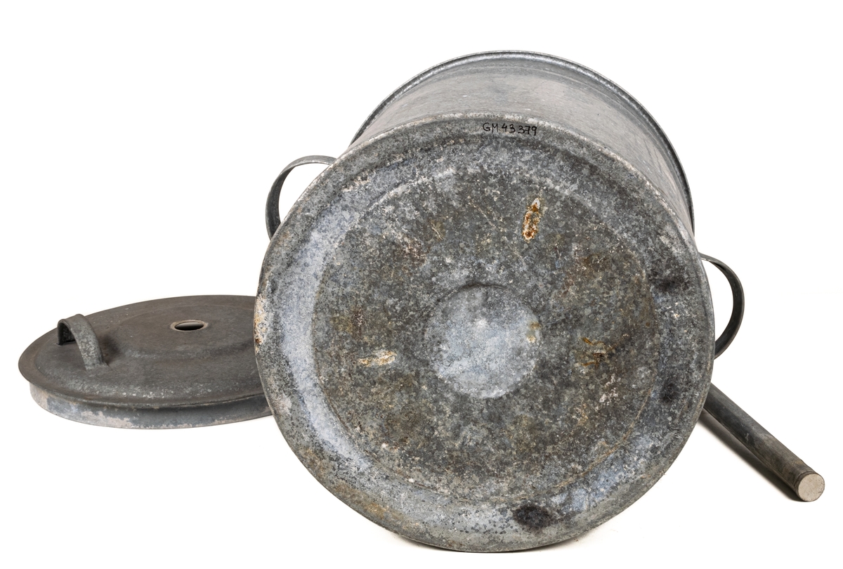 Konserveringsapparat, steriliseringsapparat, för hermetisk inkokning av matvaror bestående av kittel med lock och termometer. På kärlet finns två handtag samt ett lock med handtag. Termometern sitter i mitten av locket.