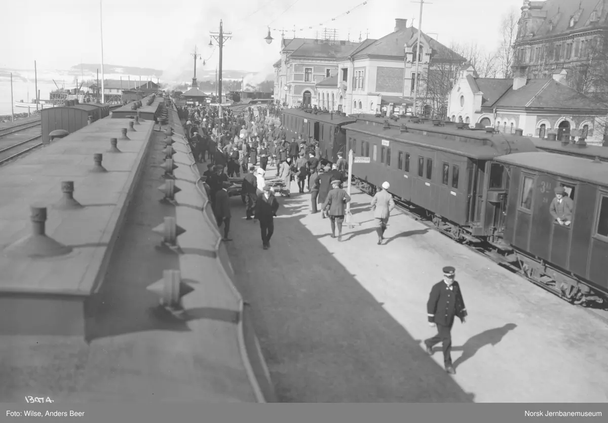 Togmøte på Hamar stasjon. Tog fra Oslo til Otta til venstre, tog til Tønset (Tynset) til høyre