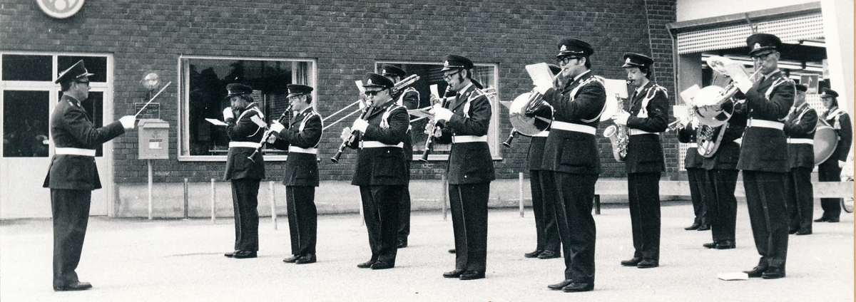 Regementets och försvarsområdets dag den 4 maj 1974

Bild. 1-5 Regionmusikkåren under ledning av regionkapellmästare Åke Dohlin inleder regementets dag med spelningar på olika platser i Strängnäs.
Här underhåller kåren utanför Vivobutiken (mottemot Vårdcentralen på Finningevägen)