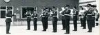 Regementets och försvarsområdets dag den 4 maj 1974

Bild. 1-5 Regionmusikkåren under ledning av regionkapellmästare Åke Dohlin inleder regementets dag med spelningar på olika platser i Strängnäs.
Här underhåller kåren utanför Vivobutiken (mottemot Vårdcentralen på Finningevägen)