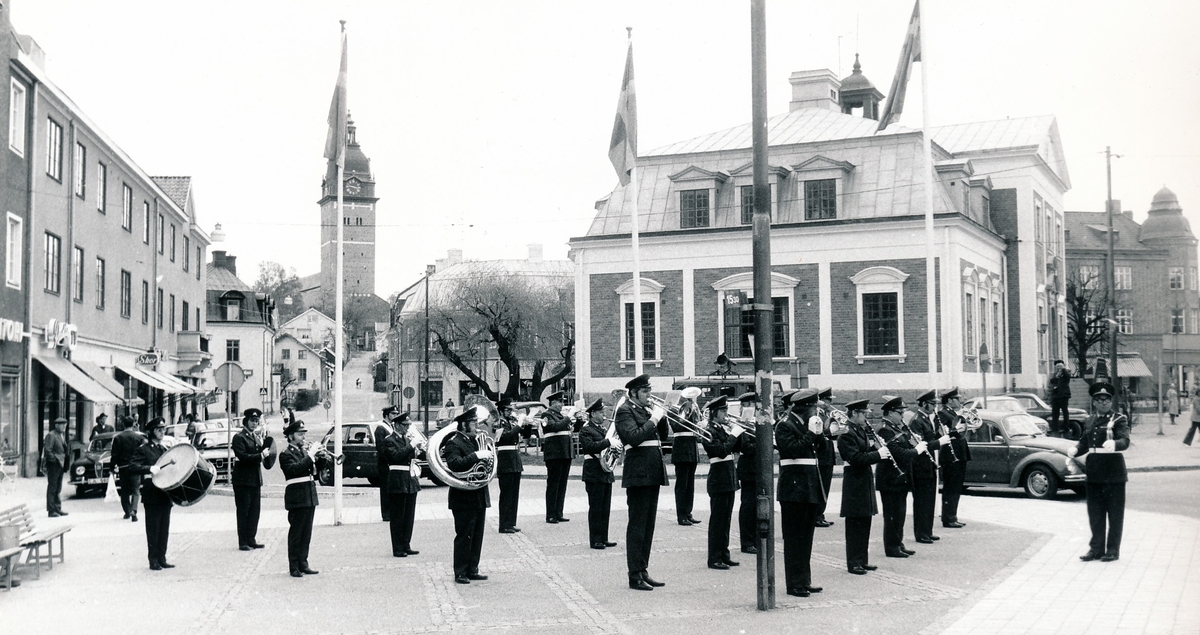 Regementets och försvarsområdets dag den 4 maj 1974

Bild. 1-5 Regionmusikkåren under ledning av regionkapellmästare Åke Dohlin inleder regementets dag med spelningar på olika platser i Strängnäs.
Här underhåller kåren vid Gyllenhjelmstorget mitt i staden.