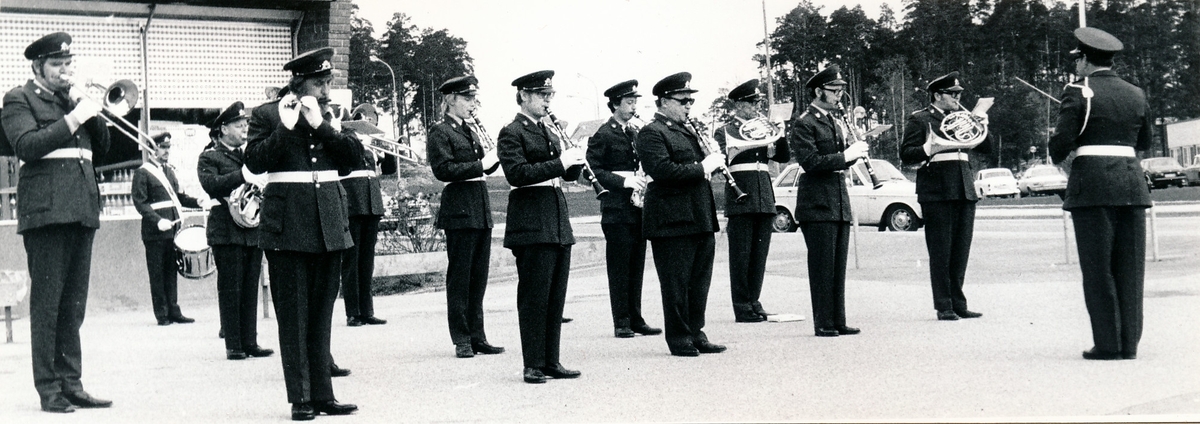 Regementets och försvarsområdets dag den 4 maj 1974

Bild. 1-5 Regionmusikkåren under ledning av regionkapellmästare Åke Dohlin inleder regementets dag med spelningar på olika platser i Strängnäs.
Här underhåller kåren utanför Vivobutiken (mottemot Vårdcentralen på Finningevägen)