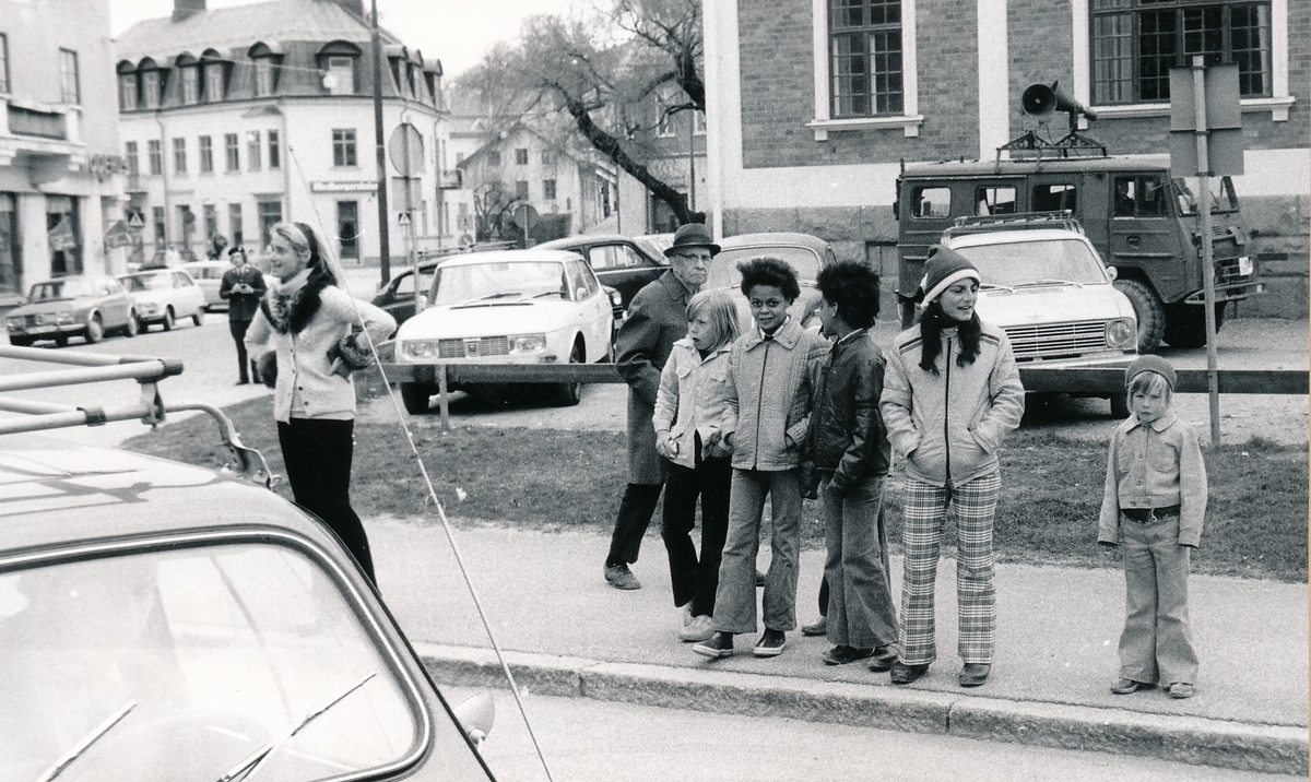 Regementets och försvarsområdets dag den 4 maj 1974

Bild. 1-5 Regionmusikkåren under ledning av regionkapellmästare Åke Dohlin inleder regementets dag med spelningar på olika platser i Strängnäs.
Här underhåller kåren vid Gyllenhjelmstorget mitt i staden.