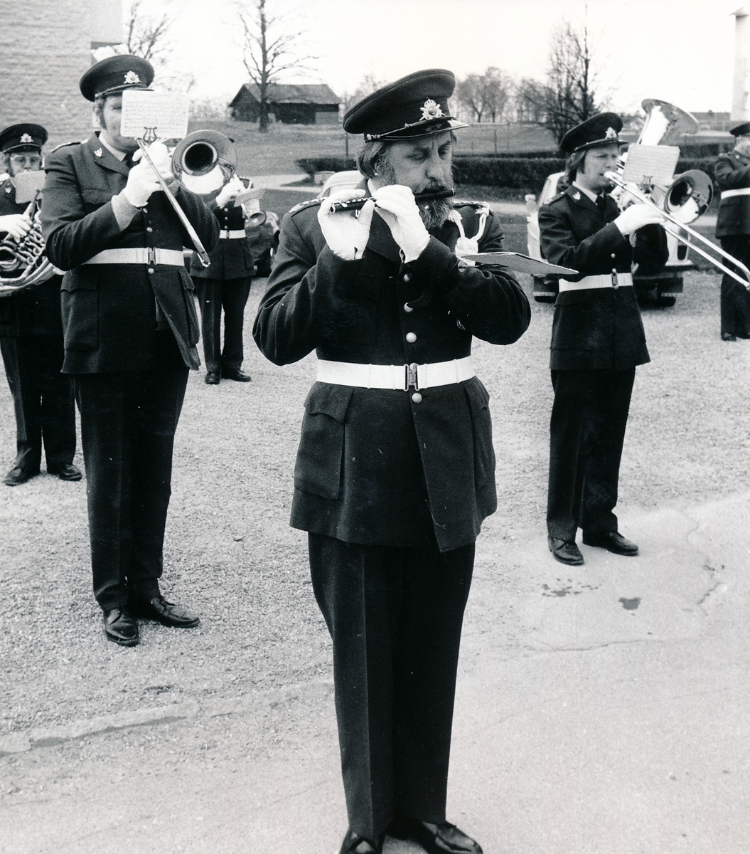 Regementets och försvarsområdets dag den 4 maj 1974

Bild. 1-5 Regionmusikkåren under ledning av regionkapellmästare Åke Dohlin inleder regementets dag med spelningar på olika platser i Strängnäs.
Här underhåller kåren utanför Vivobutiken (mottemot Vårdcentralen på Finningevägen)