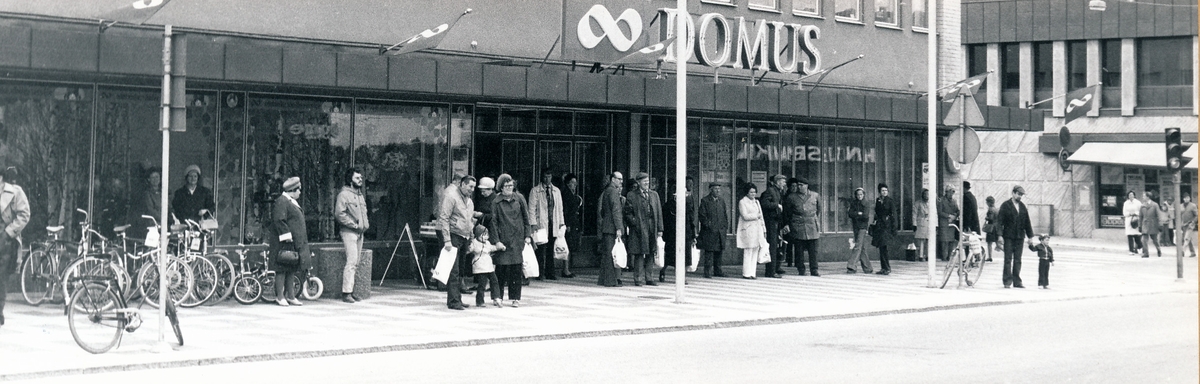 Regementets och försvarsområdets dag den 4 maj 1974

Bild. 1-5 Regionmusikkåren under ledning av regionkapellmästare Åke Dohlin inleder regementets dag med spelningar på olika platser i Strängnäs.
Här underhåller kåren vid Gyllenhjelmstorget mitt i staden.