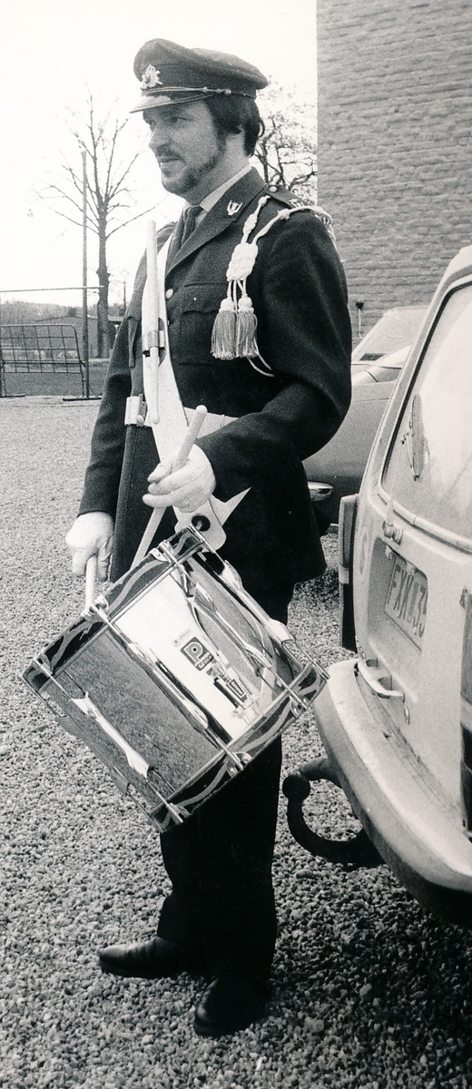 Regementets och försvarsområdets dag den 4 maj 1974

Bild. 1-5 Regionmusikkåren under ledning av regionkapellmästare Åke Dohlin inleder regementets dag med spelningar på olika platser i Strängnäs.
Här underhåller kåren utanför Vivobutiken (mottemot Vårdcentralen på Finningevägen)