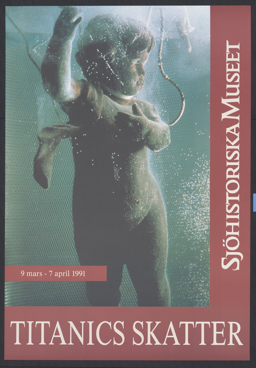 En staty som avbildar en barn-liknande figur. Statyn är under vatten. På sidan står "Sjöhistoriska museet" och under står namnet på utställningen, "Titanics skatter".