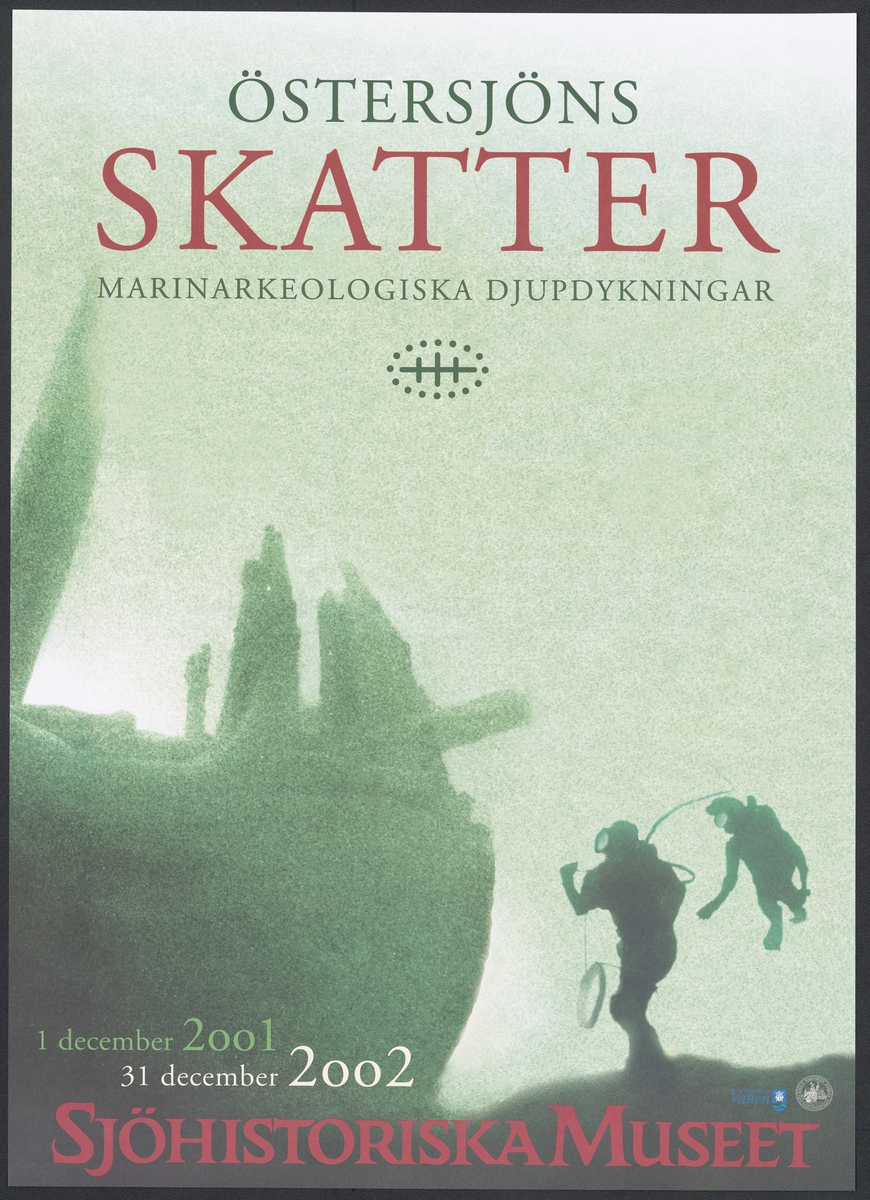 Bild på två dykare som är vid ett vrak på botten av ett vattendrag. Texten ovan lyder "Östersjöns Skatter, Marinarkeologiska djupdykningar", och under "Sjöhistoriska museet".
