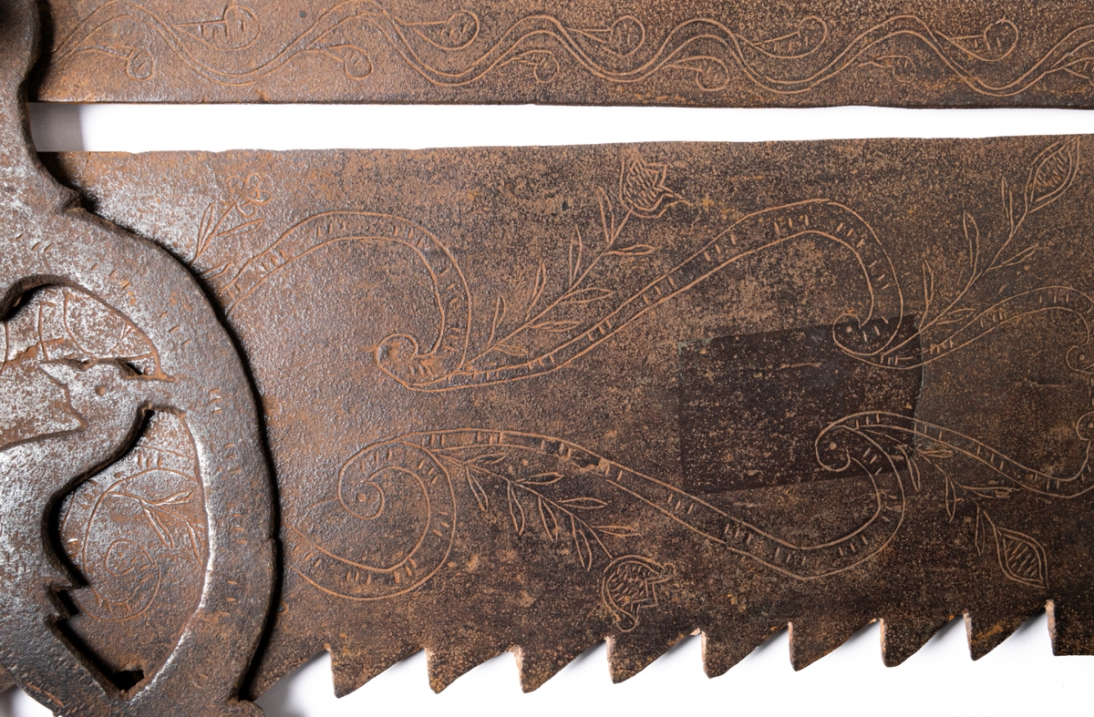 Järnföremål, okänd användning. Möjligen slangringsregel till stor ugn. Märkt 1799.
Avlångt med brutna ornament vid ändanrna liknande krona och fågelfigur.
Till vänster ett kraftigt knoppformigt handtag. Framsidan täckt av ristade ornament: slingor med glesa tvärstreck, blommor, m.m.
Otydligt smedsmärke, se skiss.