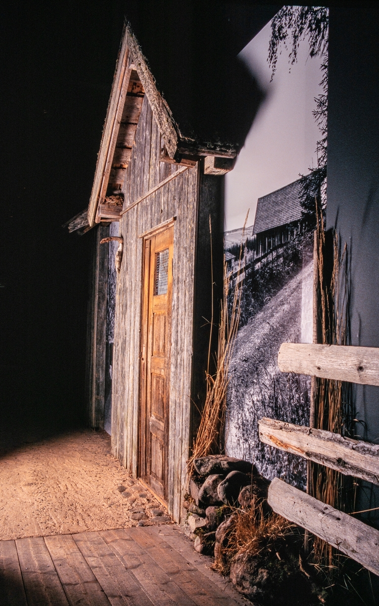 Ringsaker, Rudshøgda, det første Prøysenhuset 1997-2014, forfatter Alf Prøysen vokste opp langs Præstvægen, oppbygde tablåer i utstillinga, et husmannshjem,