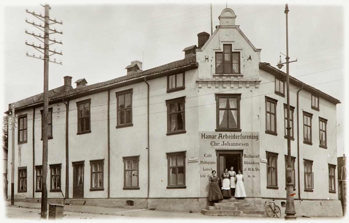 Postkort, Hamar, Grønnegata 51, (Grønnegaten 25) Hamar Arbeiderforening, innehaver Chr. Johannesen, Cafè, Kafe, Middag, lunch, restaurant med utsjenking av øl og vin, betjeningen står på trappa ved inngangen, serveringsdamer,