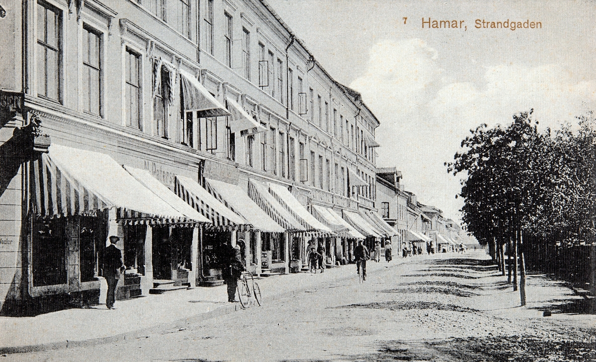 Postkort, Hamar, Postkort, Hamar, Strandgata 55- 53 - 51, bygård, Løveapoteket, forretninger N. Petersen fargehandel, Marie Sannerud broderiforretning, A. Holter,